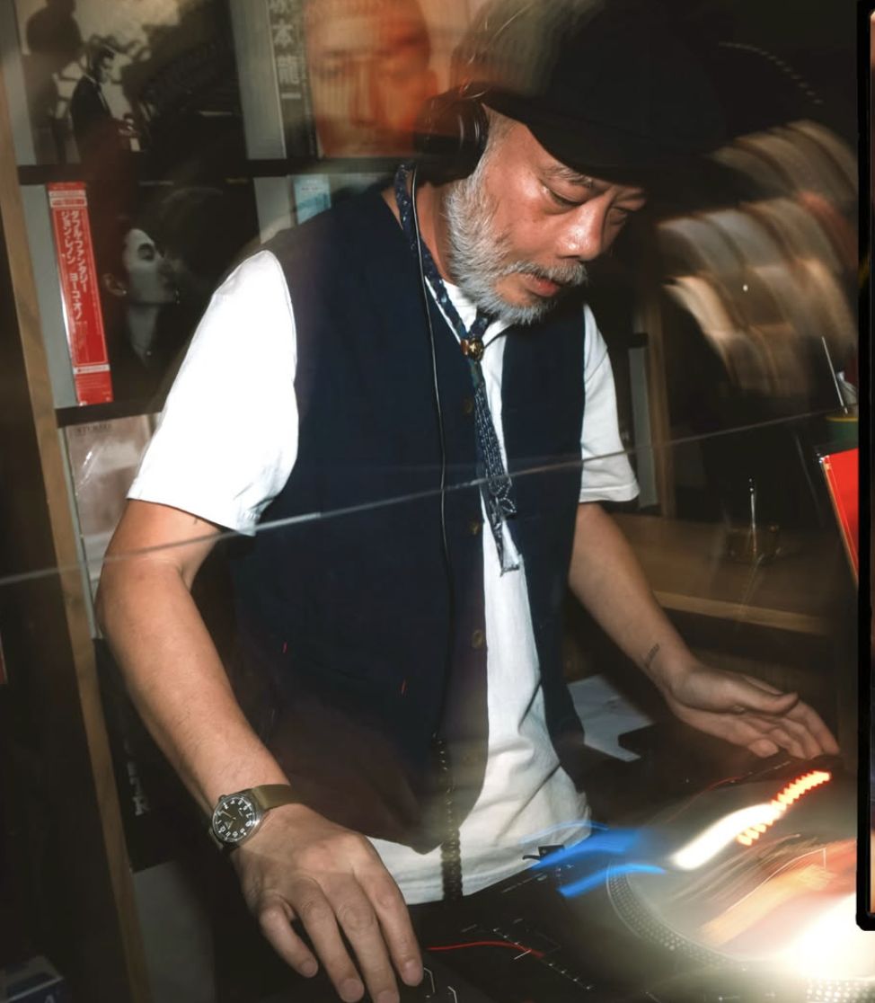 店內黑膠唱盤前的 DJ